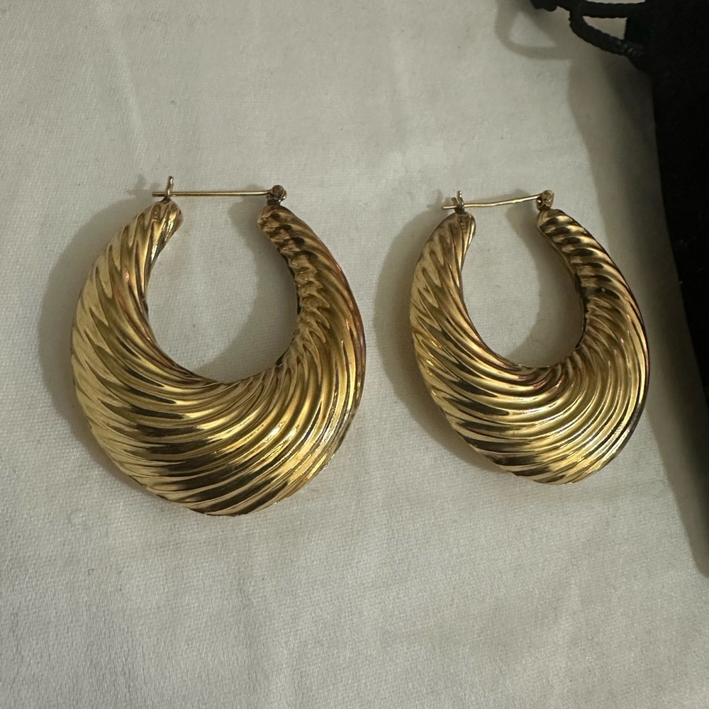 14K Yellow Gold Elegant Scalloped Hollow Hoop Earrings 1.75” 9.3g